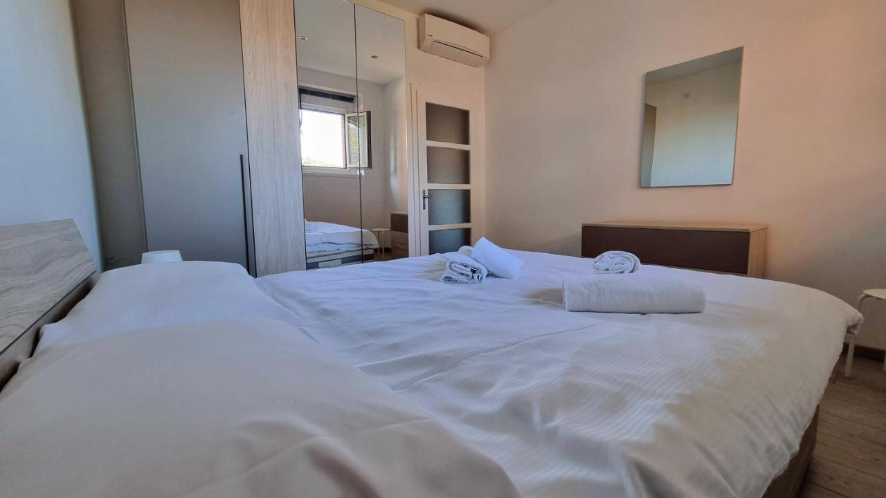 Crispi 85 - Air Conditioner - Teatro Rossetti Apartment Триест Екстериор снимка