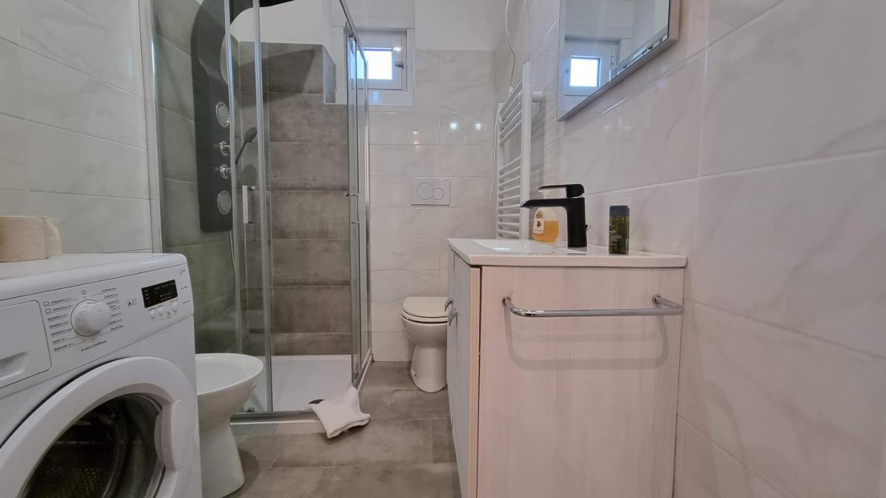 Crispi 85 - Air Conditioner - Teatro Rossetti Apartment Триест Екстериор снимка