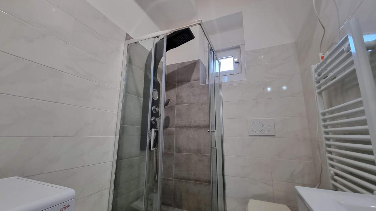 Crispi 85 - Air Conditioner - Teatro Rossetti Apartment Триест Екстериор снимка