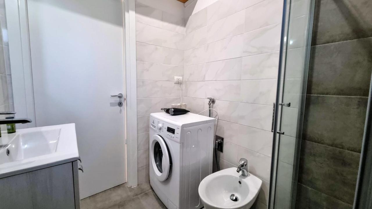 Crispi 85 - Air Conditioner - Teatro Rossetti Apartment Триест Екстериор снимка